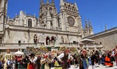 Ofrenda floral a Santa Maria la Mayor en Plaza de Santa María, Burgos