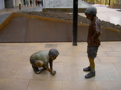 Niños jugando a las canicas
