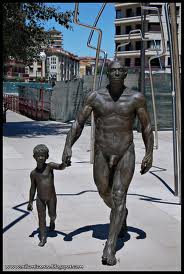 Conjunto escultórico "Camino de la evolución Humana"