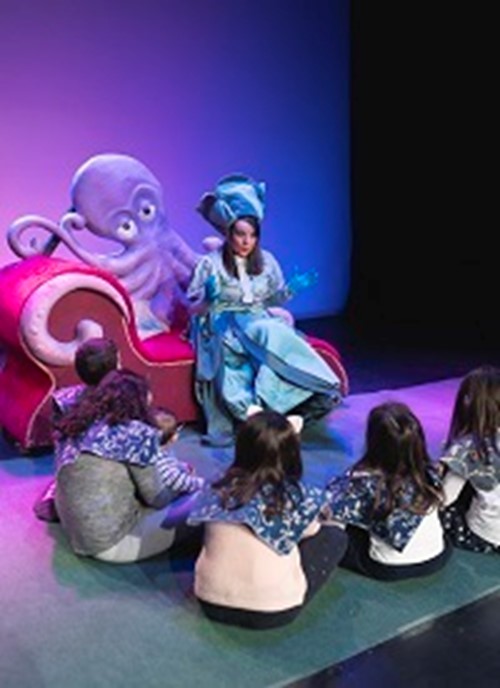 Recepcion de sus emisarios reales y sus pajes