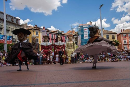 Tradicional baile de Danzantes , Gigantillos y Gigantones