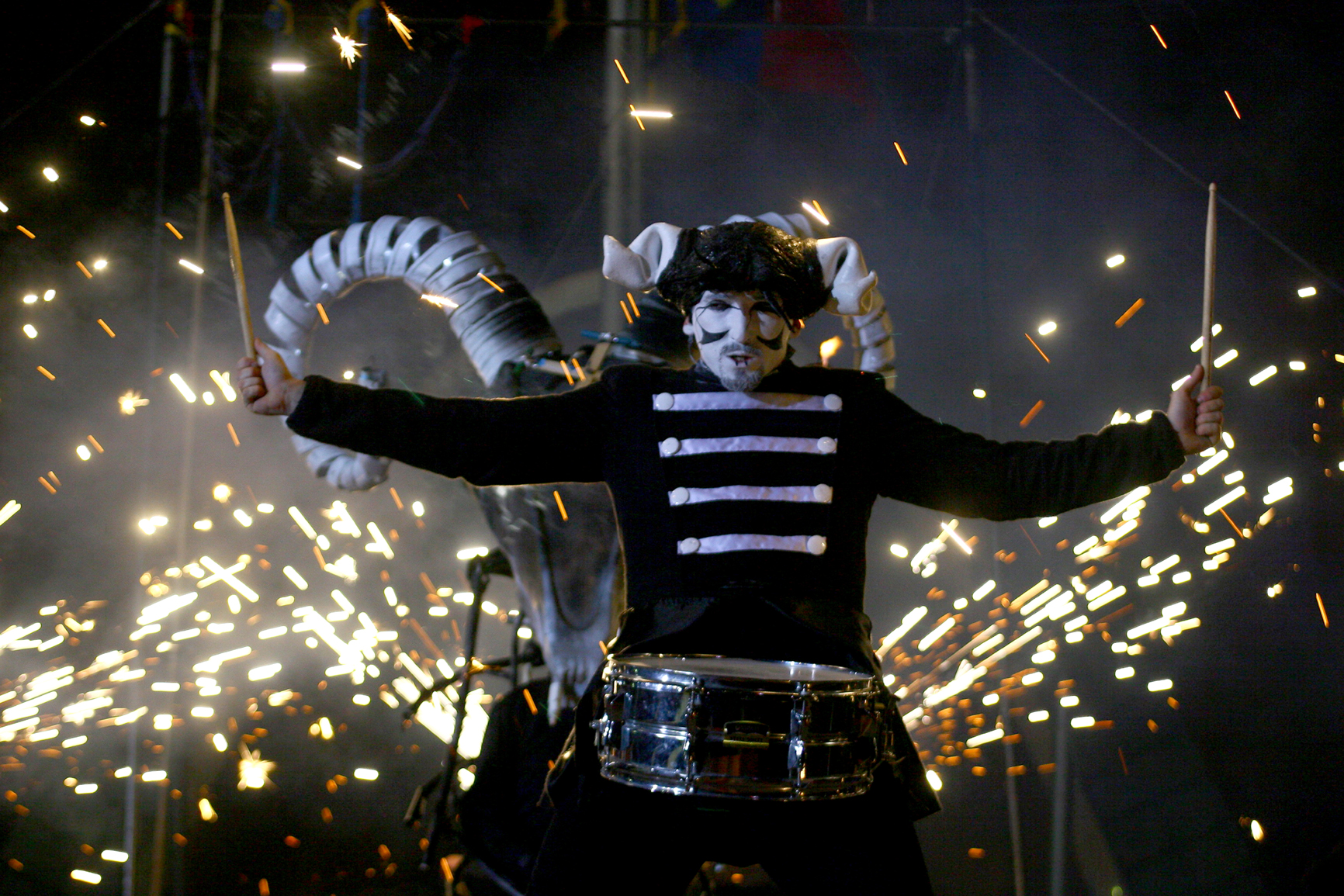 Deabru Beltzak: Les Tambours de feu en Plaza Mayor, Burgos
