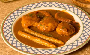 Merluza rellena con salsa