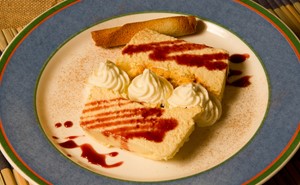 Tarta de queso con salsa de frutos rojos